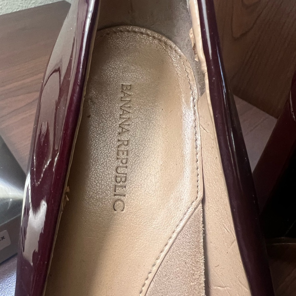 Banana Republic Burgundy Faux Patent Leather Chunky Heeled Pumps Size 7.5 - Picture 9 of 11